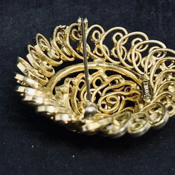 Vintage Monet Gold Tone Open Work Hat Shaped Brooch (5008) - Picture 5 of 5